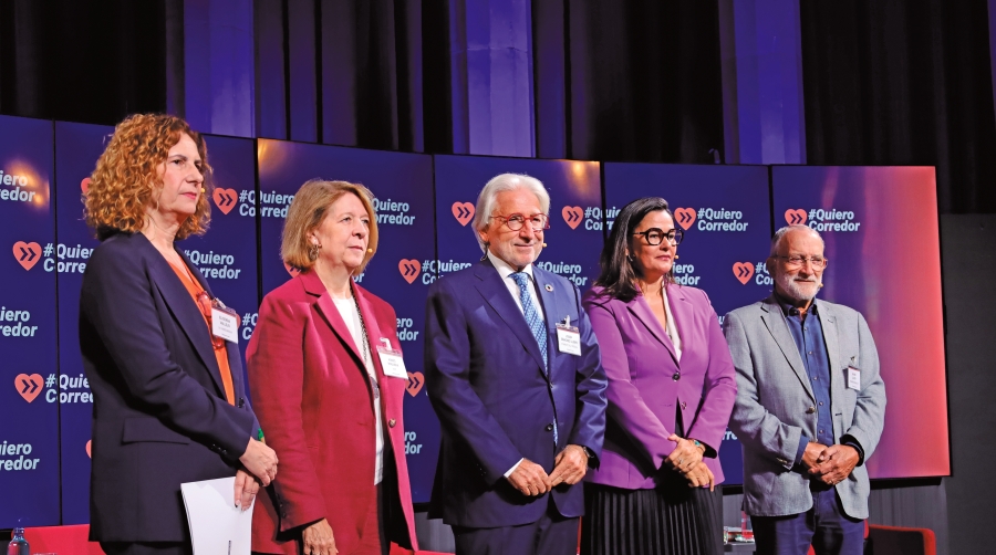 La moderadora Elisenda Vallejo, periodista de La Vanguardia; junto a Agnès Noguera, Josep Sánchez Llibre, Xavier Lluch, y Mar Alarcón. Foto: J. M.