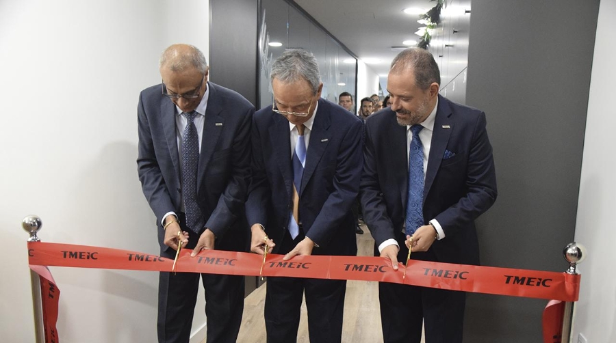 Manmeet S. Bhatia, presidente y CEO de TMEIC Corporation Americas; Akira Kawaguchi, presidente y CEO de Toshiba Mitsubishi-Electric Industrial Systems Corporation (TMEIC); y Francisco Grau, general manager de TMEIC Port Technologies; durante el corte de la cinta inaugural. Foto R. T.