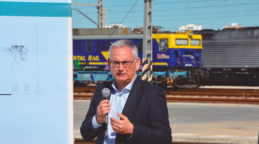 Josep Vicent Boira ha anunciado que dejará su puesto como comisionado del Gobierno para el Corredor Mediterráneo en un mes. En la imagen, Boira durante una visita a las obras de la terminal intermodal de Fuente de San Luis en el año 2023. Foto R. T.