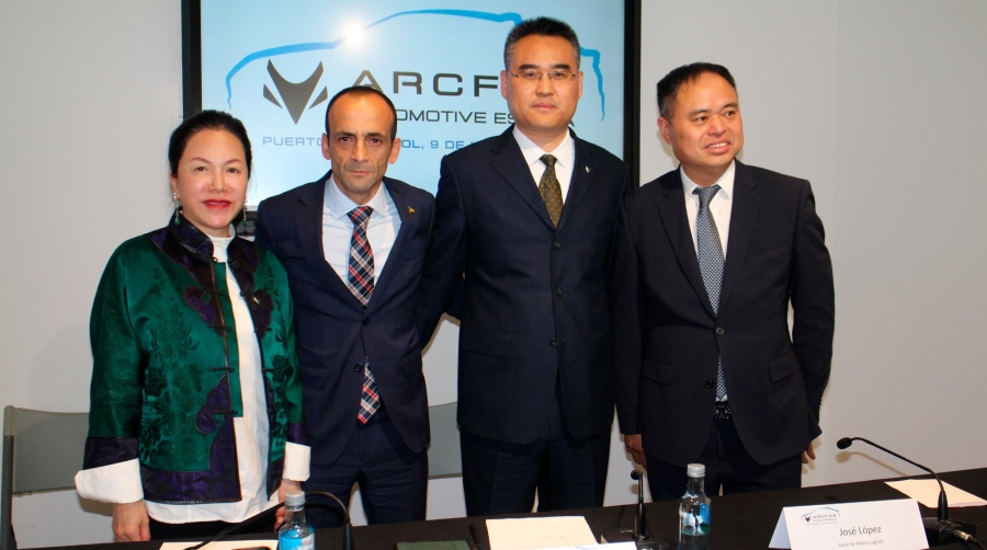 El presidente de la Autoridad Portuaria de Ferrol San Cibrao, Francisco Barea, junto a directivos de Arcfox y BAIC. Foto J.P.