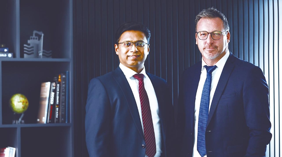 David Varghese, director financiero de Glander International Bunkering junto al director ejecutivo Carsten Ladekjær.