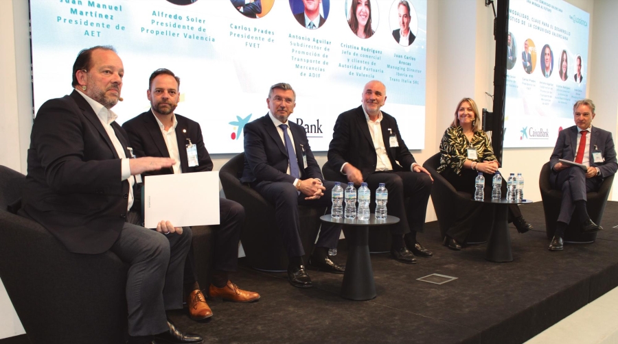 Juan Manuel Martínez-Mourín (AET); Alfredo Soler (Propeller Valencia); Carlos Prades (FVET); Antonio Aguilar (Adif); Cristina Rodríguez (APV) y Juan Carlos Arocas (Transitalia) debatieron ayer en Valencia sobre la intermodalidad. Foto: J.C.P.