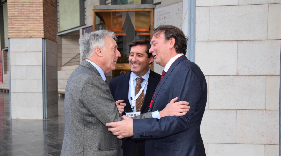Octavio López, Consejero de Fomento, Vivienda, Movilidad y Logística del Gobierno de Aragón, a su llegada fue recibido por el presidente y el gerente de ALIA, Educardo Corella y Ángel Gil, respectivamente. Foto B.C.