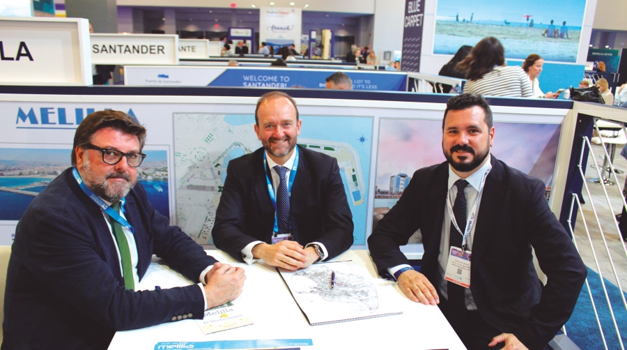Javier Martínez, director de Carmelo Martínez Rodríguez; Jorge García-Egocheaga, consejero delegado de Estaciones y Terminales Marítimas; y Luis Ayala, director del Puerto de Melilla. Foto M.V.