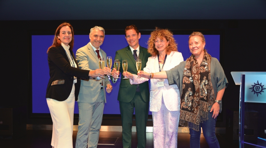 Maricruz Cádiz, subdirectora de Visit Valencia; José Manuel Camarero, secretario autonómico de Turismo de la Generalitat Valenciana; Fernando Pacheco, director general de MSC Cruceros España, Francesca Antonelli, Autoridad Portuaria de Valencia; y Mónica Morales, responsable de Turismo de la Cámara de Comercio de Valencia. Foto J.C.P.