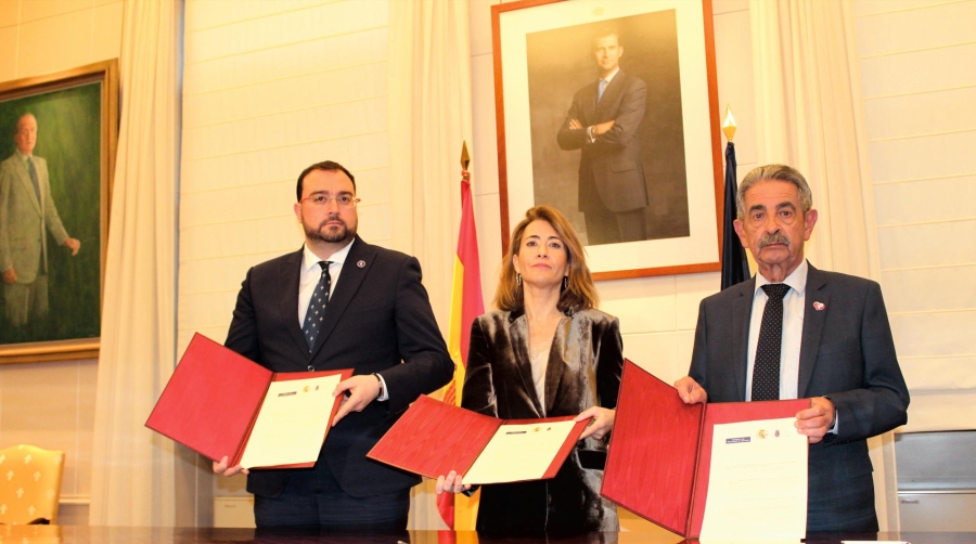 Desde la izquierda, el presidente del Principado de Asturias, Adrián Barbón; la ministra de Transportes, Raquel Sánchez; y el presidente de Cantabria, Miguel Ángel Revilla, durante la firma del protocolo de actuación para paliar las consecuencias negativas de los fallos en el diseño de los nuevos trenes de vía estrecha. Foto B.C.