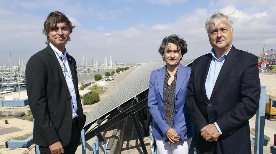 Enrique Ballesteros, gerente de la UTE Pavasal-Pavener; Mar Chao, presidenta de la Autoridad Portuaria de Valencia y Federico Torres, jefe de Transición Ecológica de la Autoridad Portuaria de Valencia, junto a la instalación fotovoltaica del dique Príncipe Felipe del puerto de Valencia. Foto J.C.P.