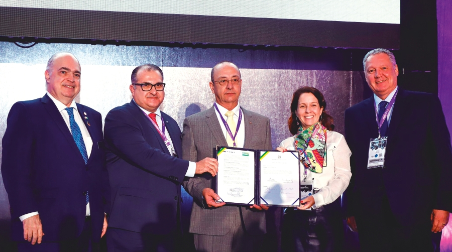 Mariana Pescatori, viceministra de Puertos y Aeropuertos de Brasil, y George Santoro, viceministro de Transportes (segundo izquierda) presentaron el proyecto Estación de Desarrollo-Transporte, Infraestructura y Sostenibilidad de Brasil.