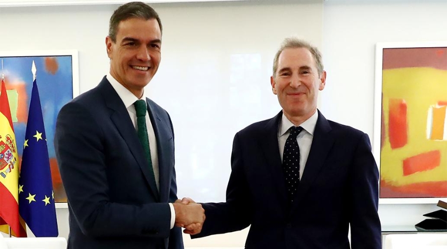 El presidente del Gobierno, Pedro Sánchez, con el presidente y consejero delegado de Amazon, Andy Jassy.