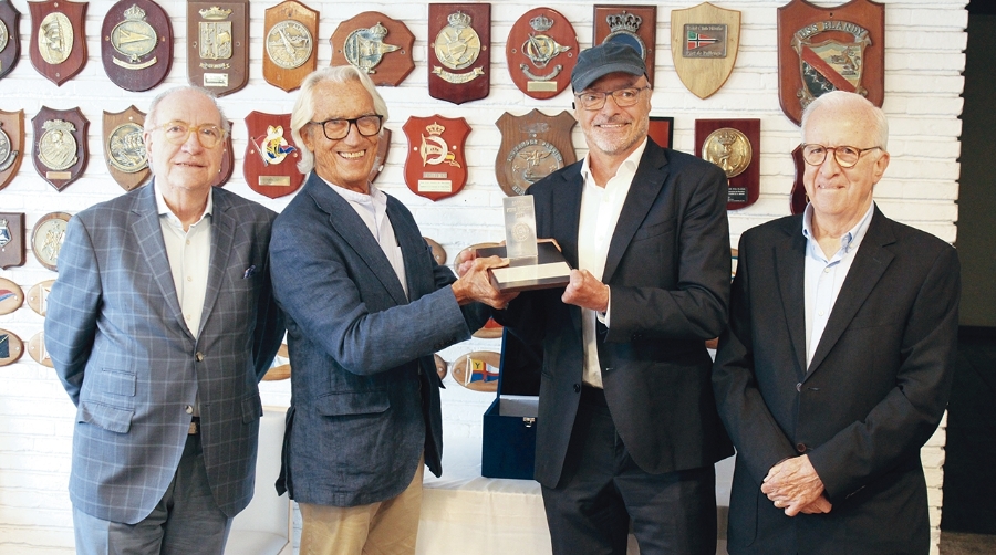 José Miguel Masiques, vicepresiente de la Asamblea de los Lingotes de Plata; Jacinto Seguí, presidente de la Asamblea de los Lingotes de Plata; Carles Cardona, Lingote de Plata 2026; y Joaquim Cabané, vicepresidente de la Asamblea de los Lingotes de Plata. Foto M.V.