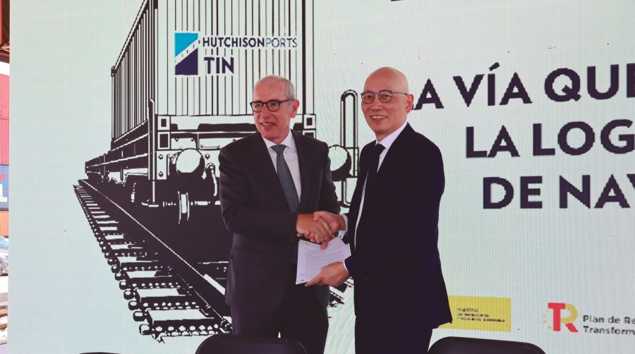 El acuerdo para la entrada del Port de Barcelona en TIN ha sido firmado por el presidente del Port de Barcelona, José Alberto Carbonell, el director general de Hutchison Ports Holdings Europe, Clémence Chang. Foto J.P.