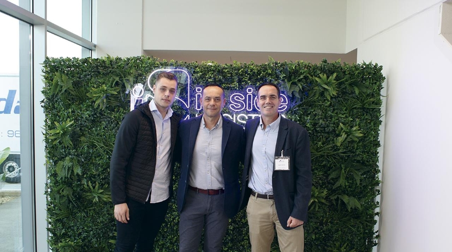 Víctor Solera y Rafael Solera (Transportes Solera) junto a Xabier Azarloza, director general de In Side Logistics.