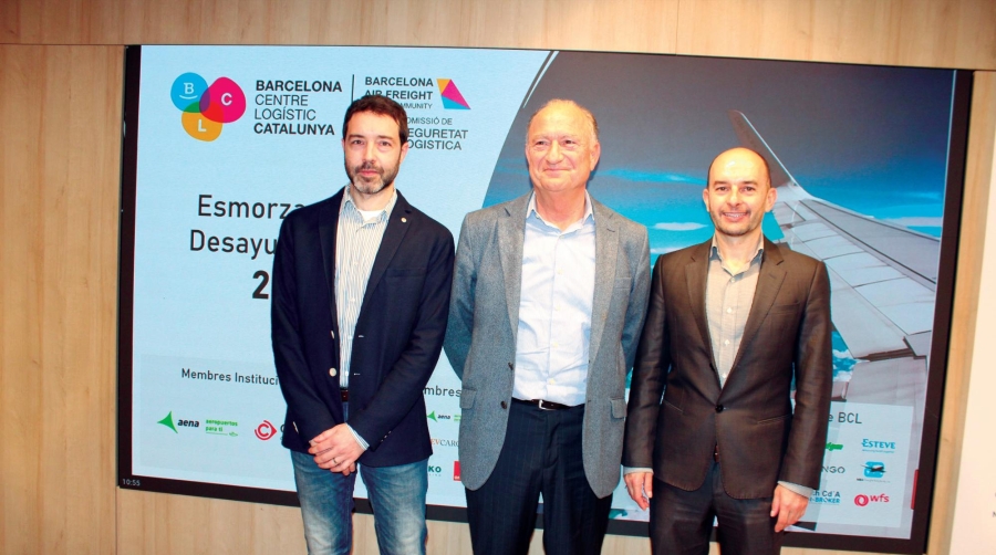 Desde la izquierda: Javier Enebral, aviation consultancy manager de GPA; Eduardo Cerezo, jefe división inmobiliaria y mercancías de AENA y Jaume Adrover, director general de GPA. Foto C.C.