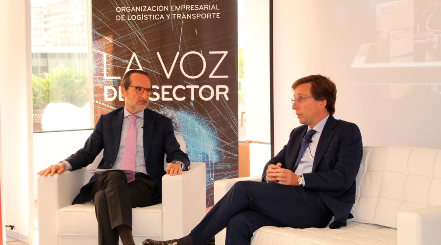 Francisco Aranda, presidente de UNO, y José Luis Martínez-Almeida, alcalde de Madrid, esta mañana durante la inauguración de la jornada.