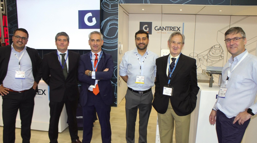 Desde la izquierda: Maarten Impens, CEO de Gantrex; Roberto Bartolomé, de UniportBilbao; Jon Pastrana, CEO de Debusman; Víctor Sánchez, Sales Manager. de Gantrex; May Damborenea; Alberto Beraza, COO de Gantrex. Foto J.P.