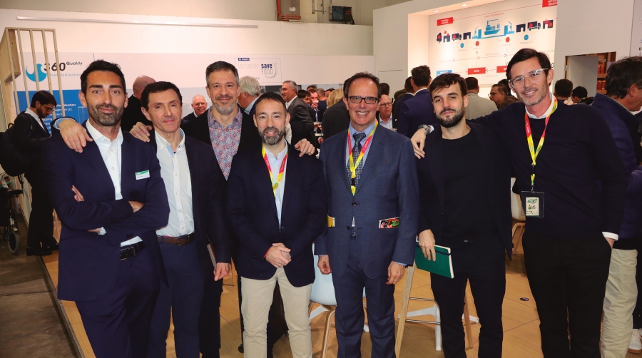 avier Borreguero, representante de Seatrade en España (tercero derecha) con clientes en el stand de 360 Quality Foto J.P.