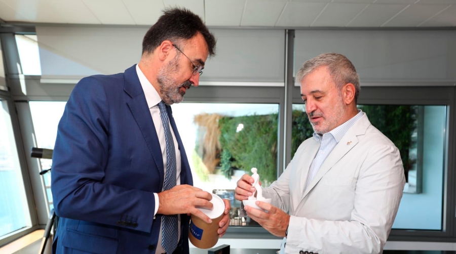 El presidente de la APB, Lluís Salvadó, y el alcalde de Barcelona, Jaume Collboni, en un intercambio de presentes. Foto X