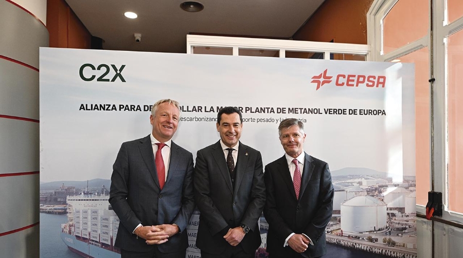 Maarten Wetselaar, CEO de Cepsa, Juan Manuel Moreno Bonilla, presidente de la Junta de Andalucía, y Brian Davis, CEO de C2X (Maersk).