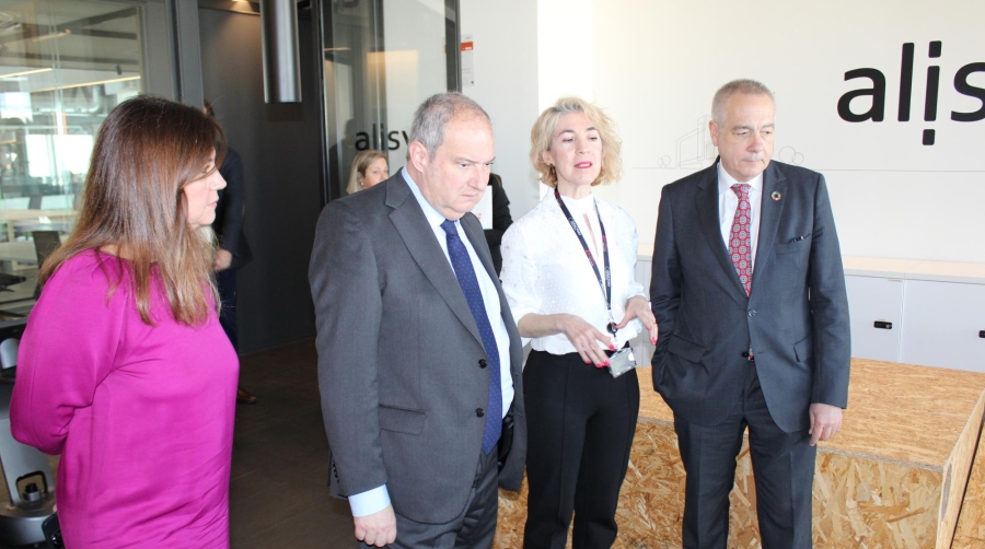 Blanca Sorigué, directora general del CZFB; Jordi Hereu, ministro de Industria y Turismo, Beatriz Gómez, Digital Solutions Sales Manager de Alisys; y Pere Navarro, delegado especial del Estado en el CZFB. Foto M.V.