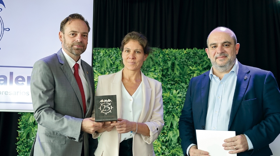 Alfredo Soler, presidente de Propeller Valencia; Carlota G. Encina, investigadora principal de Estados Unidos y Relaciones Transatlánticas del Real Instituto Elcano; y Fernando Vitoria, miembro de la Junta Directiva de Propeller Valencia. Foto R. T.