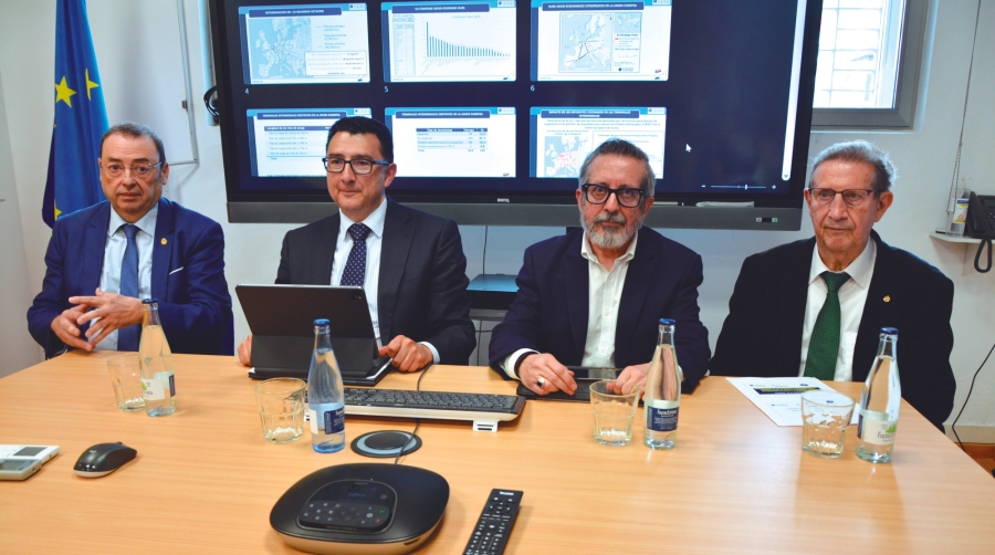 Juan Vicente Bono,vicepresidente de la Asociación de Ingenieros Industriales; Manuel García, director de PortCastelló; José Carlos Domínguez, representante de la Oficina del Comisionado del Corredor Mediterráneo y Joan Amorós, presidente de Ferrmed. Foto J.C.P.