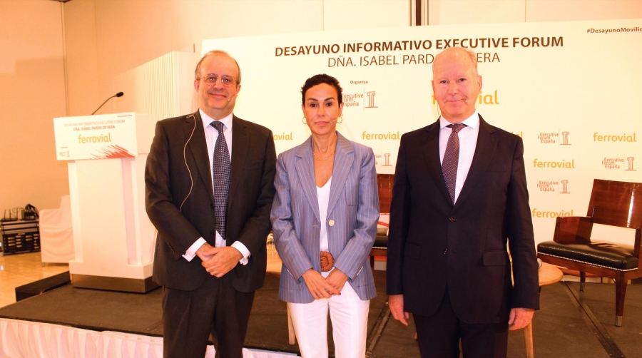 Isabel Pardo de Vera, secretaria de Estado de Transportes, Movilidad y Agenda Urbana, junto al director general de Executive Forum, César Chiva (izquierda), y junto al director de Ferrovial Construcción, Ignacio Clopés (derecha), ayer al comiendo del desayuno informativo celebrado en Madrid. Foto B.C.