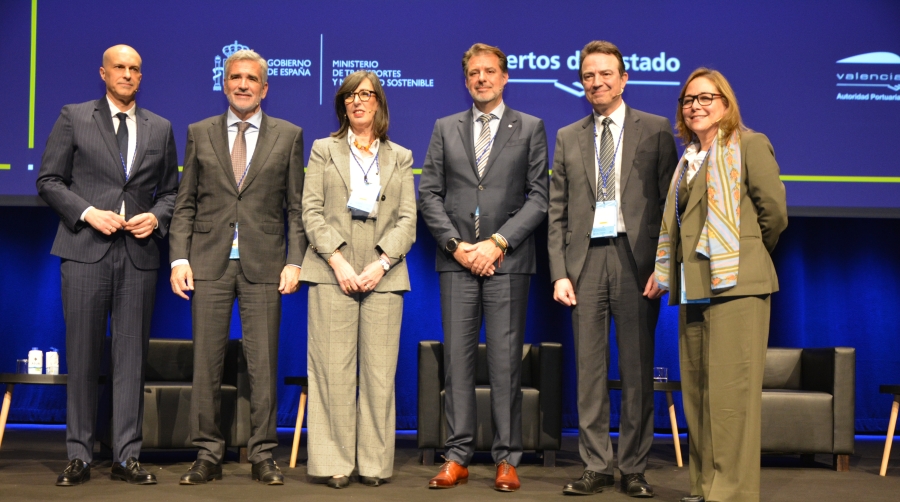 Víctor Jiménez, representante de España ante la OMI; Adolfo Utor, presidente de Baleària; Nieves Roqueñí, presidenta de la Autoridad Portuaria de Gijón; Ignacio Ballester, subdirector general de MSC España; Arturo Gonzalo, CEO de Enagás y Alice Acuña, vicepresidenta ejecutiva de Moeve Trading &amp; Commercial Integration. Foto J.C.P.
