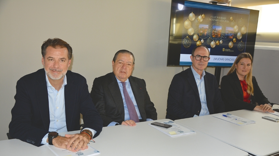 Ignacio Ballester (presidente del Comité Ejecutivo de Consignatarias); Vicente Boluda, presidente de la Asociación Naviera Valenciana; Gustavo Ferrer, (presidente del Comité Ejecutivo de Estibadoras) y Paula Casais (gerente de la Asociación Naviera Valenciana) durante la asamblea general conjunta. Foto J.C.P.