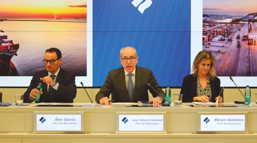 Àlex Garcia, director general; José Alberto Carbonell, presidente; y Míriam Alaminos, subdirectora general y responsable de Económico Financiero de Port de Barcelona. Foto J.M.