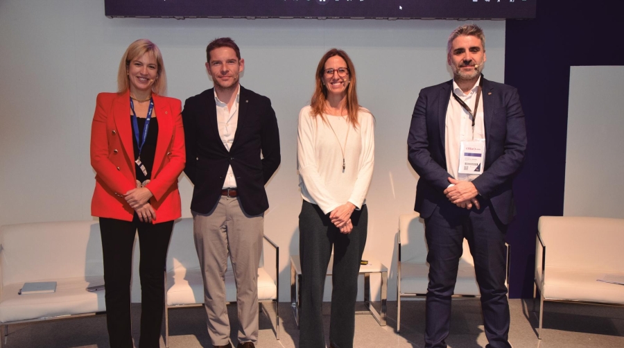 Desde la izquierda, Montse Adán, primera teniente de alcalde del Ayuntamiento de Tarragona y Consellera de Turismo, Promoción Económica y Comercio; Fernando Pacheco, director general de MSC Cruceros España; Alba Colet, responsable comercial de Global Ports Tarragona; y Carles Brull, presidente del Patronat de Turisme de la Diputació de Tarragona, ayer en Fitur. Foto B.C.