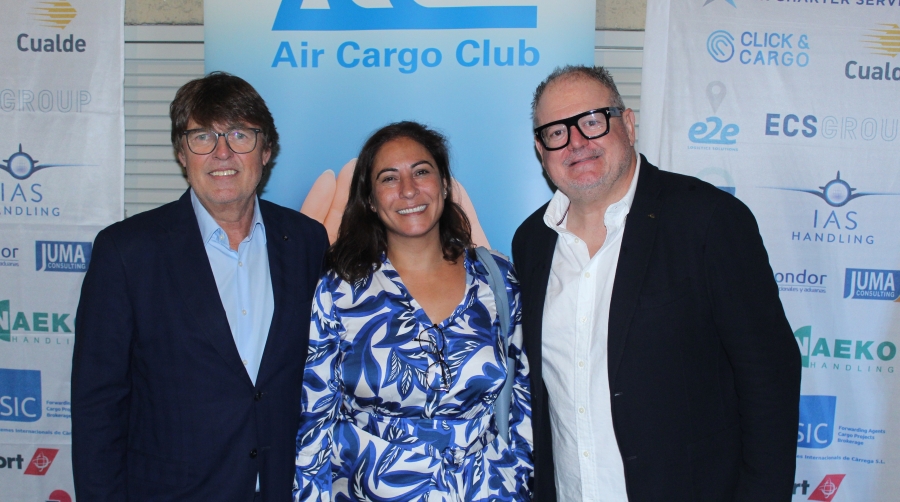 Luis Alberto Martínez, vocal; Mónica Vicente, vocal; y Francisco García, presidente del Air Cargo Club. Foto M.V.
