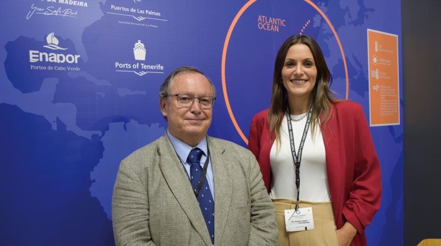 Luz Marina Espiau, jefa de Unidad Comercial y Marketing; y Javier I. Mora, director de la AP de Santa Cruz de Tenerife.