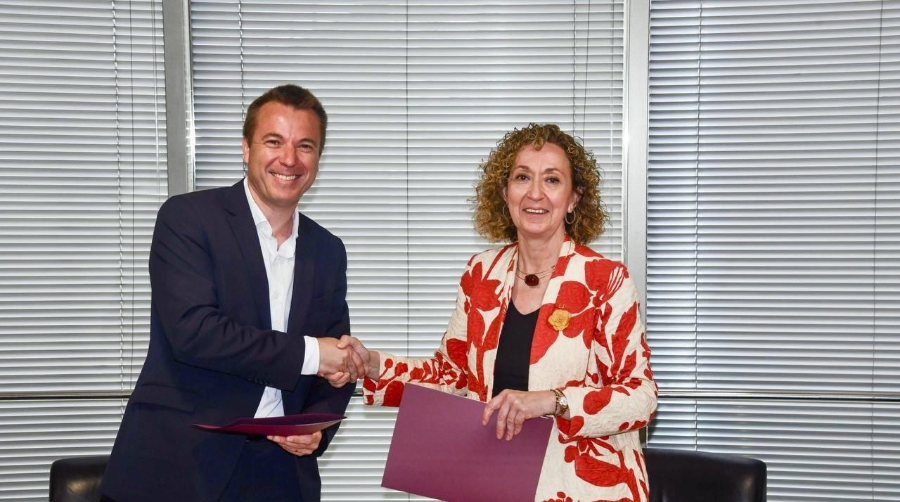 Pau Filella, director general de Captrain; y Ester Capella, consellera de Territori de la Generalitat de Catalunya.
