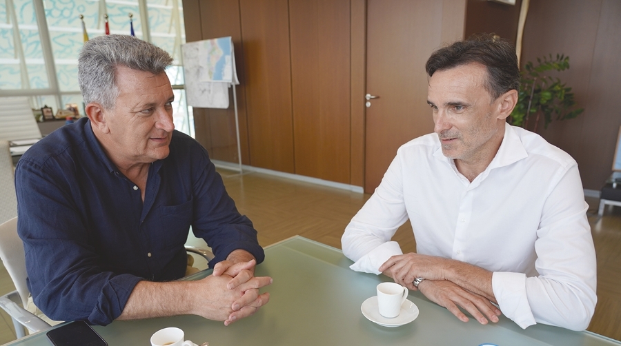 El vicepresidente tercero y conseller de Medio Ambiente, Infraestructuras y de la Recuperación, Vicente Martínez Mus (izquierda) junto al consejero de Infraestructuras y Desarrollo Territorial de la Región de Murcia, Jorge García Montoro.