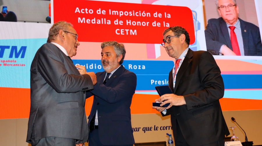 Entrega de la medalla a Ovidio de la Roza.
