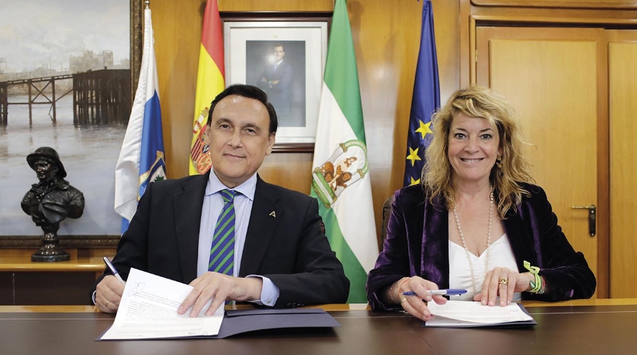 José Carlos Gómez Villamandos, consejero de Universidad, Investigación e Innovación de la Junta de Andalucía y Pilar Miranda, presidenta del Puerto de Huelva, en un momento de la firma del protocolo.