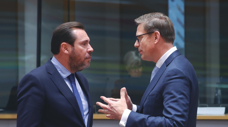 El ministro Puente junto a su homólogo francés en la reunión del jueves en Bruselas.