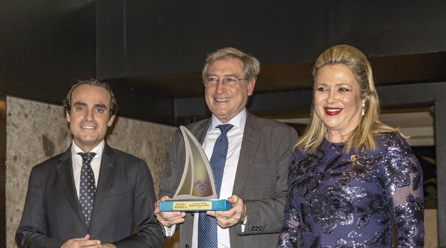 El presidente de la Autoridad Portuaria de Sevilla, Rafael Carmona, recibió uno de los Premios Estela.