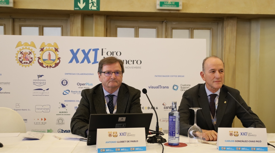 Antonio Llobet, presidente del Consejo General de Colegios de Agentes y Representantes Aduaneros de España, y Carlos González-Chas Picó, presidente del Colegio Oficial de Agentes de Aduanas y Representantes Aduaneros de A Coruña y Lugo, durante la clausura del XXI Foro Aduanero. Foto: J. M.