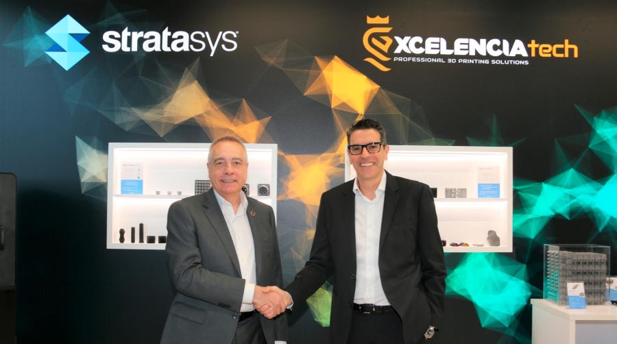 El delegado Especial del Estado en el CZFB, Pere Navarro, y el presidente de Stratasys, Andreas Langfeld, durante el acto de bienvenida.
