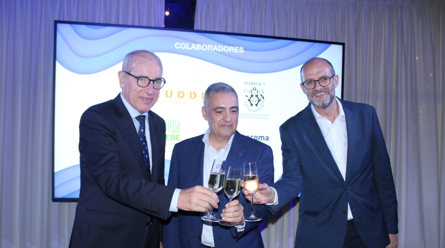 José Alberto Carbonell, presidente de Port de Barcelona; Salvador Richart, presidente de la Asociación de Consignatarios de Barcelona; y Pedro García Navarro, director de Explotación de Puertos del Estado.