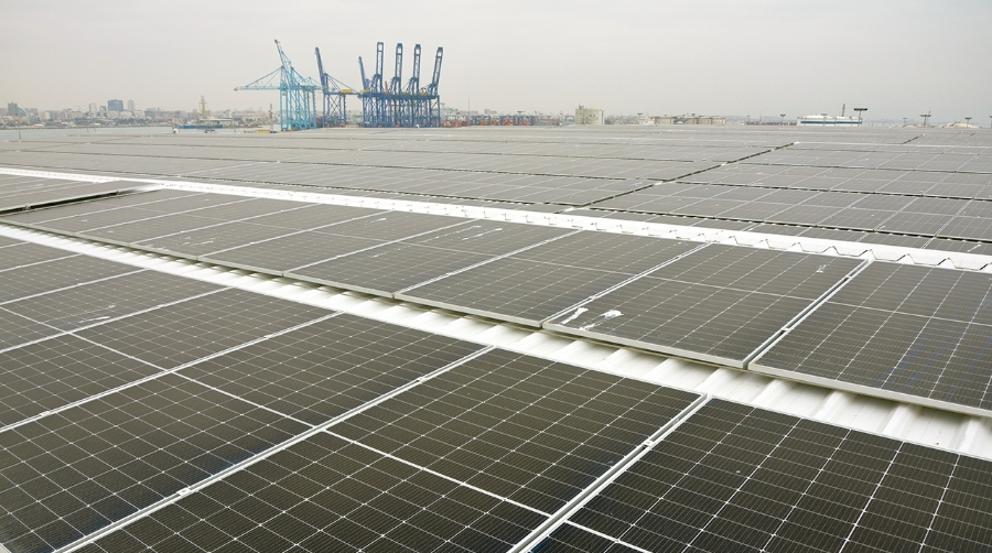 Planta fotovoltaica en el silo de Valencia Terminal Europa en el Puerto de Valencia.