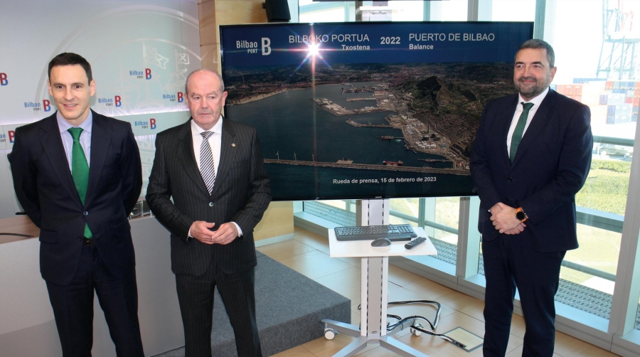 El presidente de la Autoridad Portuaria de Bilbao, Ricardo Barkala (centro), con su director, Carlos Alzaga (derecha), y el director de Operaciones, Comercial, Logística y Estrategia, Andima Ormaetxe. Foto J.P.