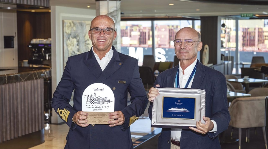 El capitán del “Explora I” y el presidente de la Autoridad Portuaria de Málaga, Carlos Rubio, intercambiaron metopas.