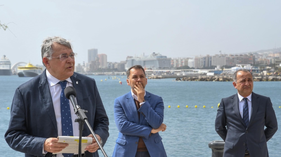 De izquierda a derecha: Carlos González, presidente de la Autoridad Portuaria de Santa Cruz de Tenerife; José Manuel Bermúdez, alcalde de Santa Cruz de Tenerife; y Jesús J. Plata, subdelegado del Gobierno en Santa Cruz de Tenerife.