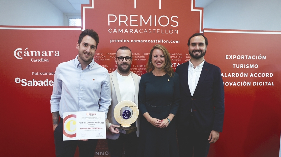 Desde la izquierda: José Gutierro, CTO de Estudio Cactus; Jorge Juan, CDO de Estudio Cactus; Begoña Carrasco, alcaldesa de Castellón, que asistió a la entrega de los premios, y Pablo Aguirre, CEO y COO de Estudio Cactus.