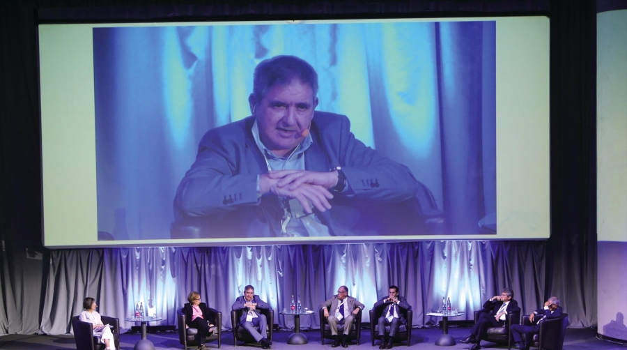 Mesa de debate sobre la intermodalidad. Desde la izquierda: Morena Pivetti (periodista); Maria Teresa di Matteo (Ministerio de Sostenibilidad); Lluís París (APB); Ettore Morace (Trasmed-GLE); Guido Grimaldi (ALIS); Andrea Agostinelli (AP Jónico y Tirreno del Sur) y Francesco Di Sarcina (AP Sicilia Oriental) .