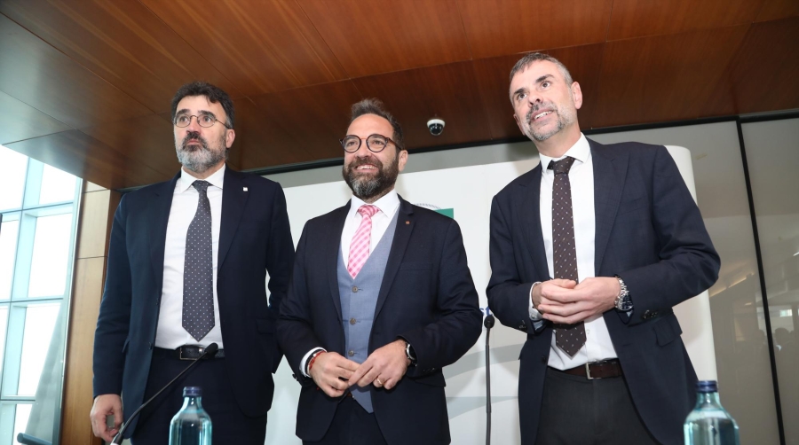 De izquierda a derecha: Lluís Salvadó, presidente de la Autoridad Portuaria de Barcelona; Juli Fernández, conseller de territorio de la Generalitat y Santi Vila, presidente del Cercle d’Infraestructures. Foto: Juan José Martínez.