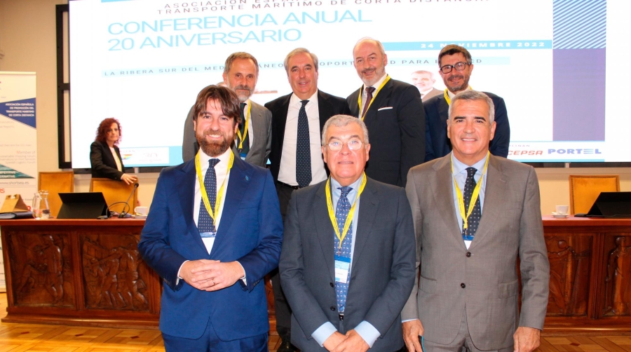 Desde la izquierda por abajo: Matteo Catani, consejero delegado de Grandi Navi Veloci; Manolo Carlier, asociado de honor y expresidente de SPC Spain; Adolfo Utor, presidente de Baleària; Mario Massarotti, consejero delegado de Grimaldi Lines; Juan Riva, consjero delegado de Flota Suardiaz; Christophe Mathieu, director general de Brittany Ferries; y Álvaro Rodríguez Dapena, presidente de Puertos del Estado, esta mañana durante la celebración del 20 aniversario de SPC Sapin en Madrid. Foto B.C.