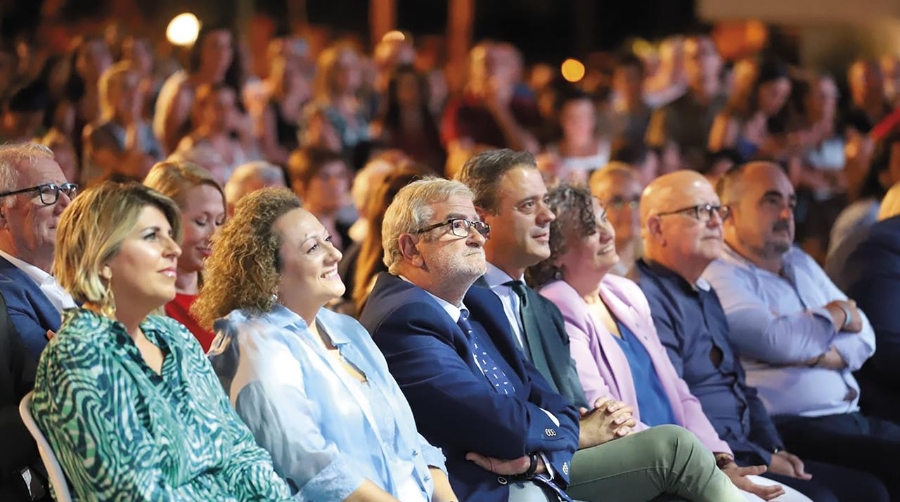 Varias de las autoridades que participaron en la inauguración de la primera fase de Plaza Mayor.